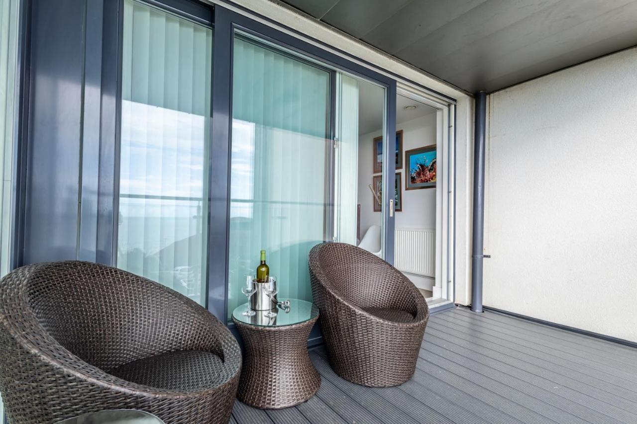 Seaview West Coast - Exceptional - 2 Bedrooms Sleeps 5 -Stunning Sea Views - 500 Metres To Beach บอร์นมัธ ภายนอก รูปภาพ